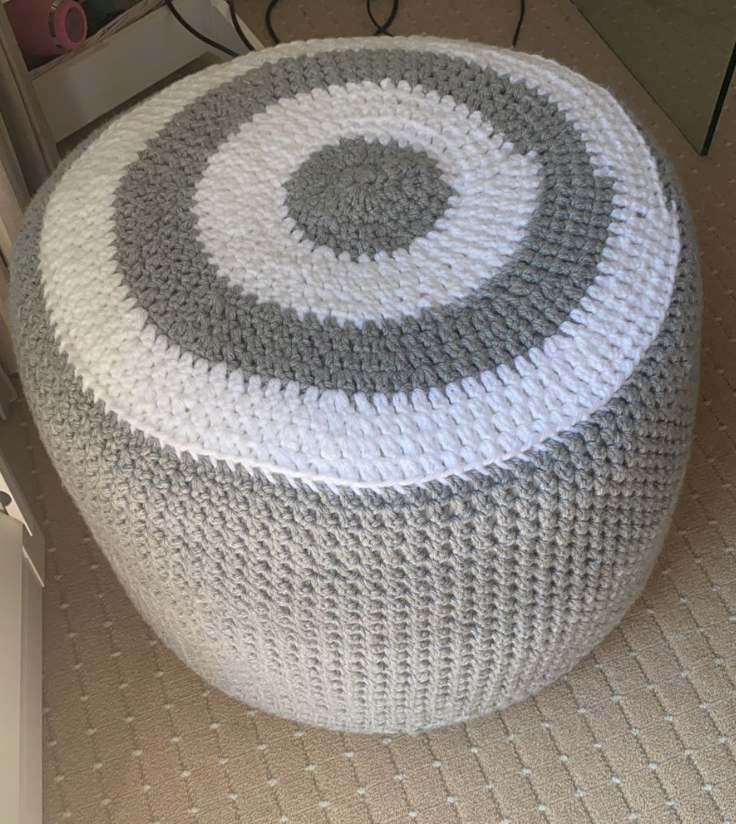 ButtonsandBow12's tweet photo. Jo has been very busy! 
Using a very thick wool and perseverance she has completed her foot rest.
Well done! We love it.

#ButtonsandBows #love #handmade #homemade #bryanston https://t.co/qT5tbVE0F6