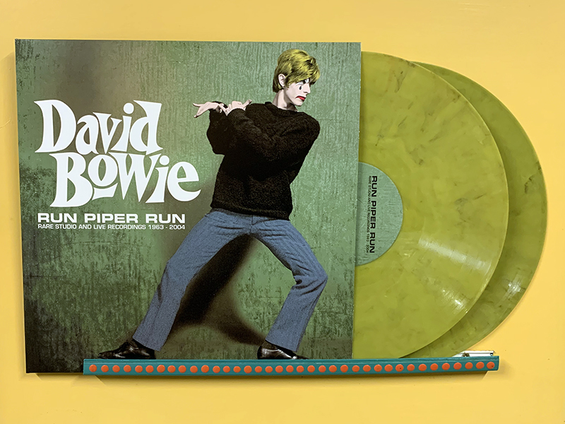 DAVID BOWIE 2xLP Run Piper Run Rare Studio and Live REcordings 1963-2004 
Espectacular recopilatorio de 23 rarezas de estudio y en directo grabadas entre 1963 y 2004 y nunca antes publicadas en vinilo!
EDICIÓN LIMITADA Y NUMERADA DE 300 COPIAS DE 180 GRAMOS COLOR AMARILLO