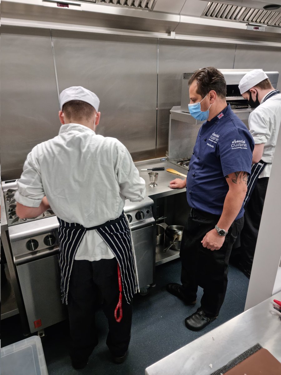 AGascoigne77's tweet image. Great session for our @N_HertsCollege with @Essential_Jon @essential_rees from @essentialcuisin. Many thanks for sharing your knowledge with our young chefs 🙌
