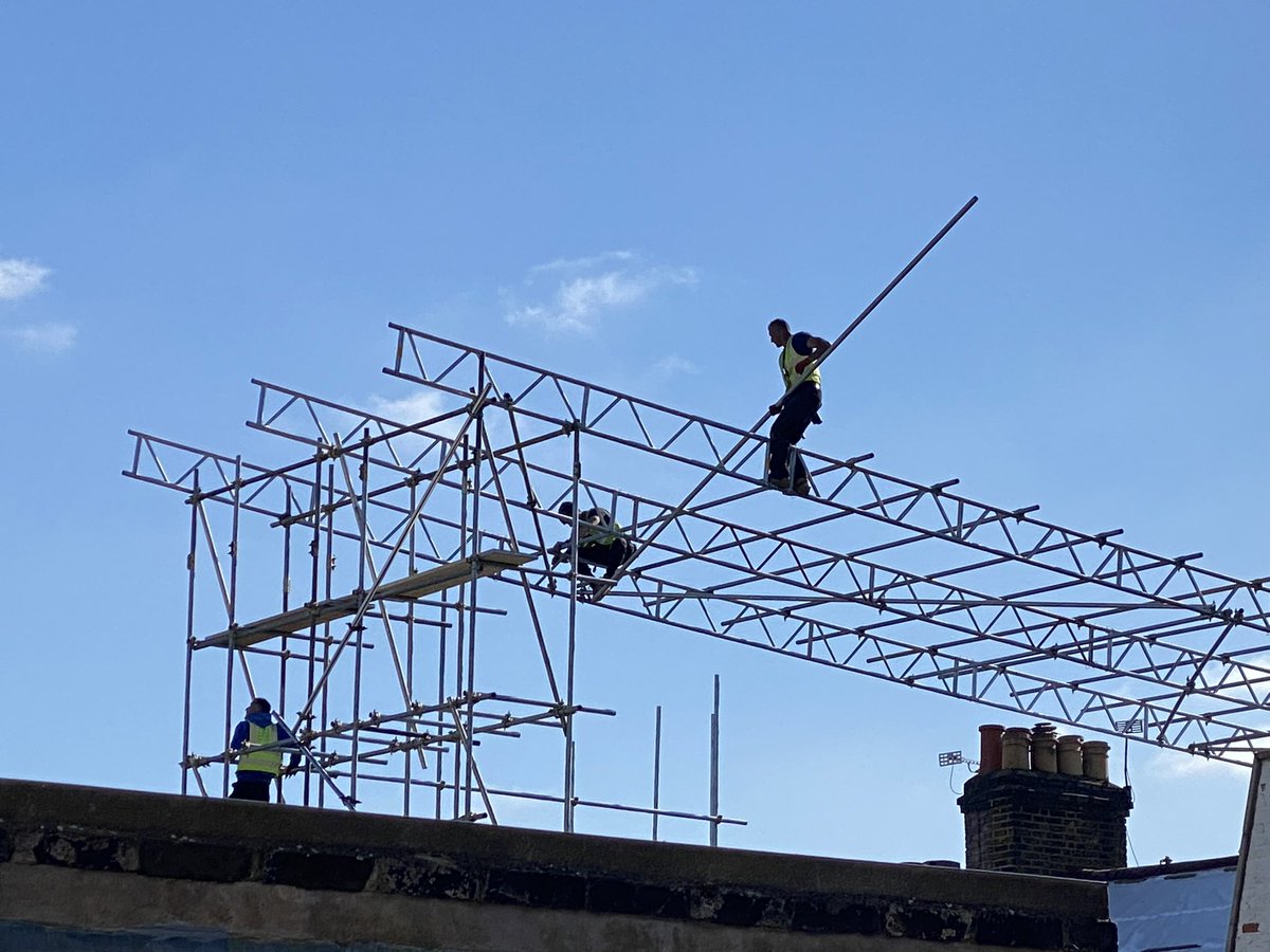 Polestructures's tweet image. What NOT to do on a roof top scaffold, no harness, no hard hat, no nothing! TRULY SHOCKING in this day and age. #structuralsafety #SCOSS