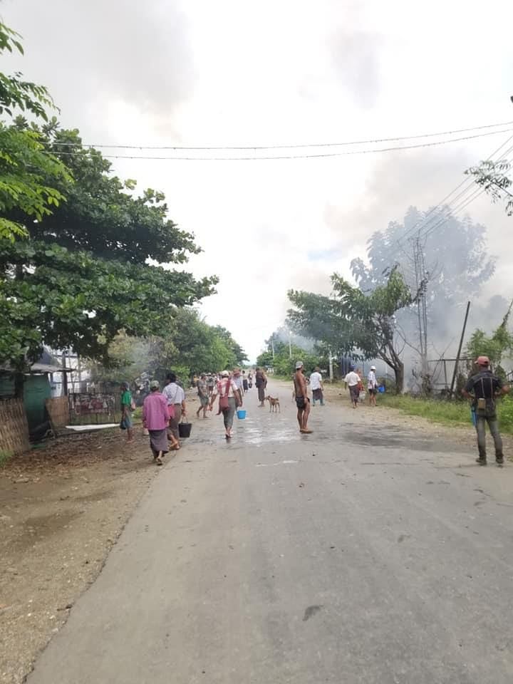 IrrawaddyNews's tweet photo. Junta troops torched houses in Hnan Khar village in Magwe Region’s Gangaw Township on Wednesday, the third arson attack on the village by the regime since September 10. (Photo:CJ) 

#WhatsHappeningInMyanmar https://t.co/VJowwuyH98