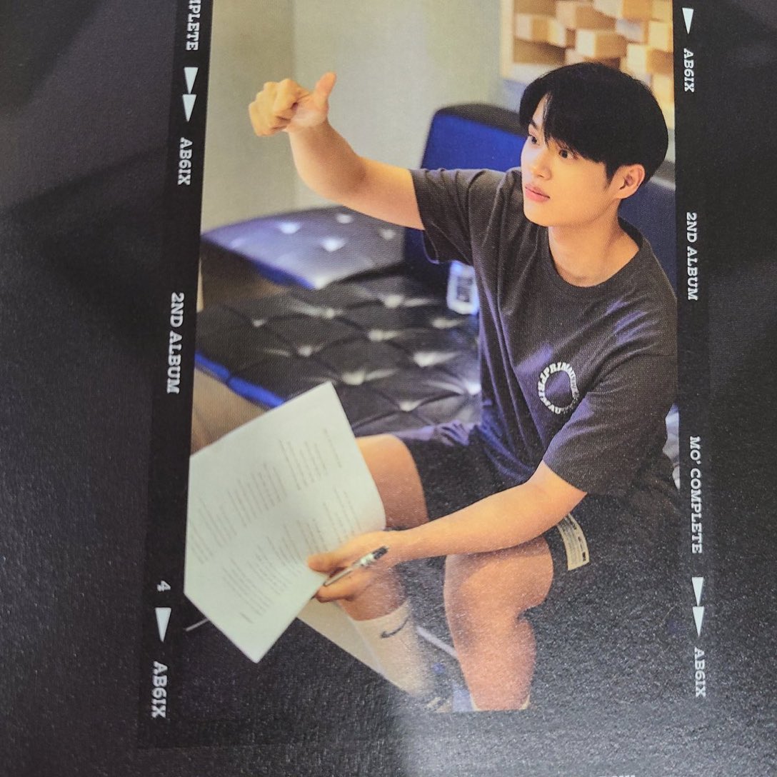 __BLUEJAYx's tweet photo. โห ลุคคุณโปรดิวเซอร์ฟันน้ำนมของอุนแม่ https://t.co/ace3WJM5FW