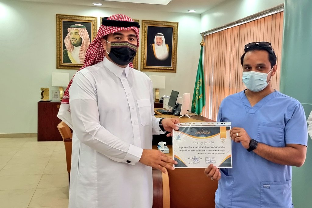jazanu_fnhs's tweet photo. استقبل سعادة عميد كلية العلوم الطبية التطبيقية أعضاء فريق العربة المتنقلة للتبرع بالدم الذين ساهموا بنجاح الحملة وقدم شكره للمشرف على الفريق الأستاذ عبدالله همامي وكافة اعضاء الفريق على نجاح الحملة سائلين الله عز وجل أن تكون هذه الجهود في موازين حسناتهم https://t.co/jivSRbF1No