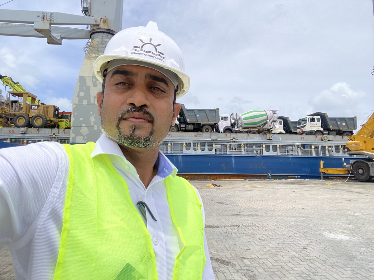 ހިތަދޫގެ މަގުތައް ޒަމާނީފެންވަރަށް ހެދުމަށް ޕްރޮޖެކުޓް ހަވާލުވިފަރާތުން ޕްރޮޖެކްޓަށް ބޭނުންވާ ސާމާނުތައް ގެނެސް ބޯޓުންބޭލުމުގެ މަސައްކަތް ކުރިޔަށްދަނީ.