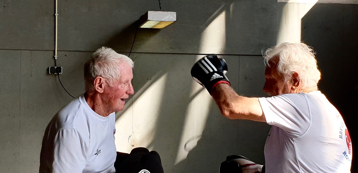 Ger en Henk in actie tijdens repetitie CLUB UPPERCUT. We spelen de voorstelling de hele maand in een ruige scheepsloods aan de Maas. Kaarten: onderwaterproducties.nl #boksschoolcrooswijk #locatietheater #Rotterdam #geweld #koopnukaarten