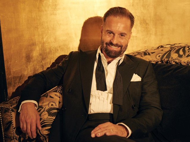 DeccaRecords's tweet photo. Happy Birthday to our wonderful @AlfieBoe! 🕺🖤

#AlfieBoe https://t.co/pIylpqjIrC