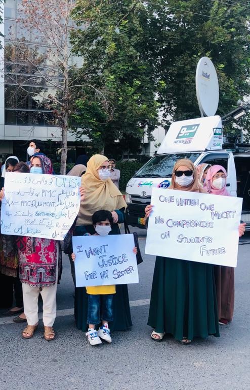 iam_aleeeyyy's tweet image. Mothers of the students are on  Road for the sake of justice !💔
#WeRejectPmcMdcatTest2021
#MdcatStudentsAtDChowk