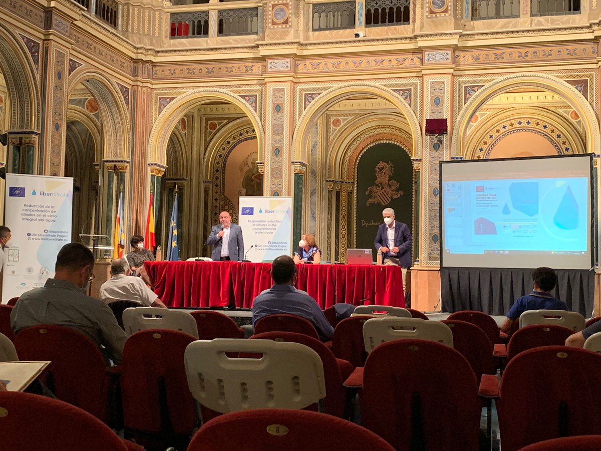 libernitrate's tweet photo. 💧 | Life Libernitrate
Francesc Hernández, coordinador de @EconomiaAguaUV y director de @cModelEcoUV
explica la importancia de que el proyecto sea viable social y economicamente, así como el trabajo de la UV para que  #Libernitrate haya conseguido esos retos https://t.co/SAJarnk2jv