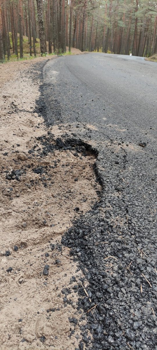 Spiaatie's tweet photo. Šādi tiek atjaunots segums uz a/c V10, asfalts tiek klāts virsū grunts kārtai, kurai nestspēja nav, un jau uzreiz drūp kopā. Kāpēc neviens šādus darbus nekontrolē? @LVceli @Sat_Min @TInzenieris @delfi @apollo_lv @TVNET_zinas #V10 #Vārnukrogs #Babīte https://t.co/6bGIAmT9H0