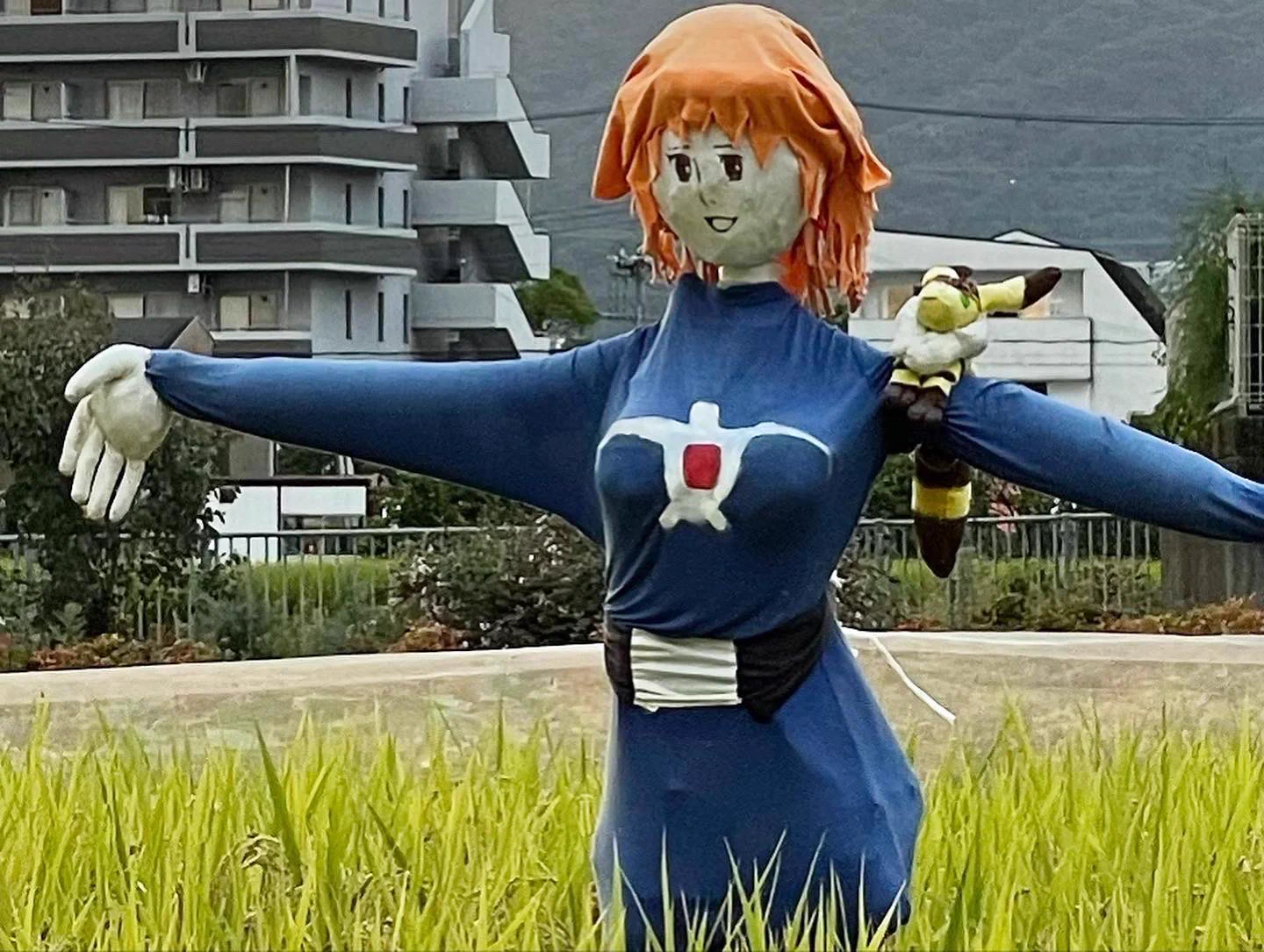 アニメを再現している？金色の野に降り立ったナウシカのかかしwww