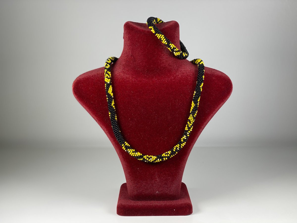 Setimiz kolye ve bileklikten olusmaktadir %100 el yapımıdır #elyapımıtakı #şıktakı #trendtakı #kolye #kolyemodelleri #takımodelleri #bijuteri #jewelry #handmade #takı #kolyetasarım #settaki #hapishaneişi #elyapımıkolye #elyapımıbileklik #boncukörme #accessories #fashion #style