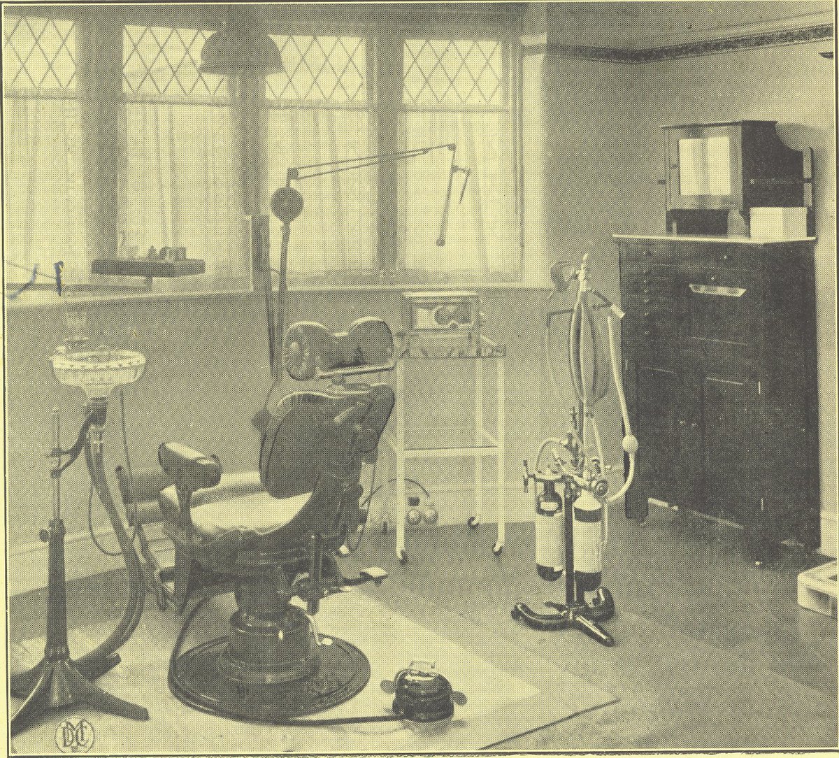 Editorkate2's tweet photo. What did it cost to set up in dental practice in 1934? This #BDAMuseum article compares a £100 surgery (pictured) with a luxury £450 surgery: https://t.co/J6FwhDxEWm #dentistry #historyofdentistry https://t.co/BALAtUyBn0