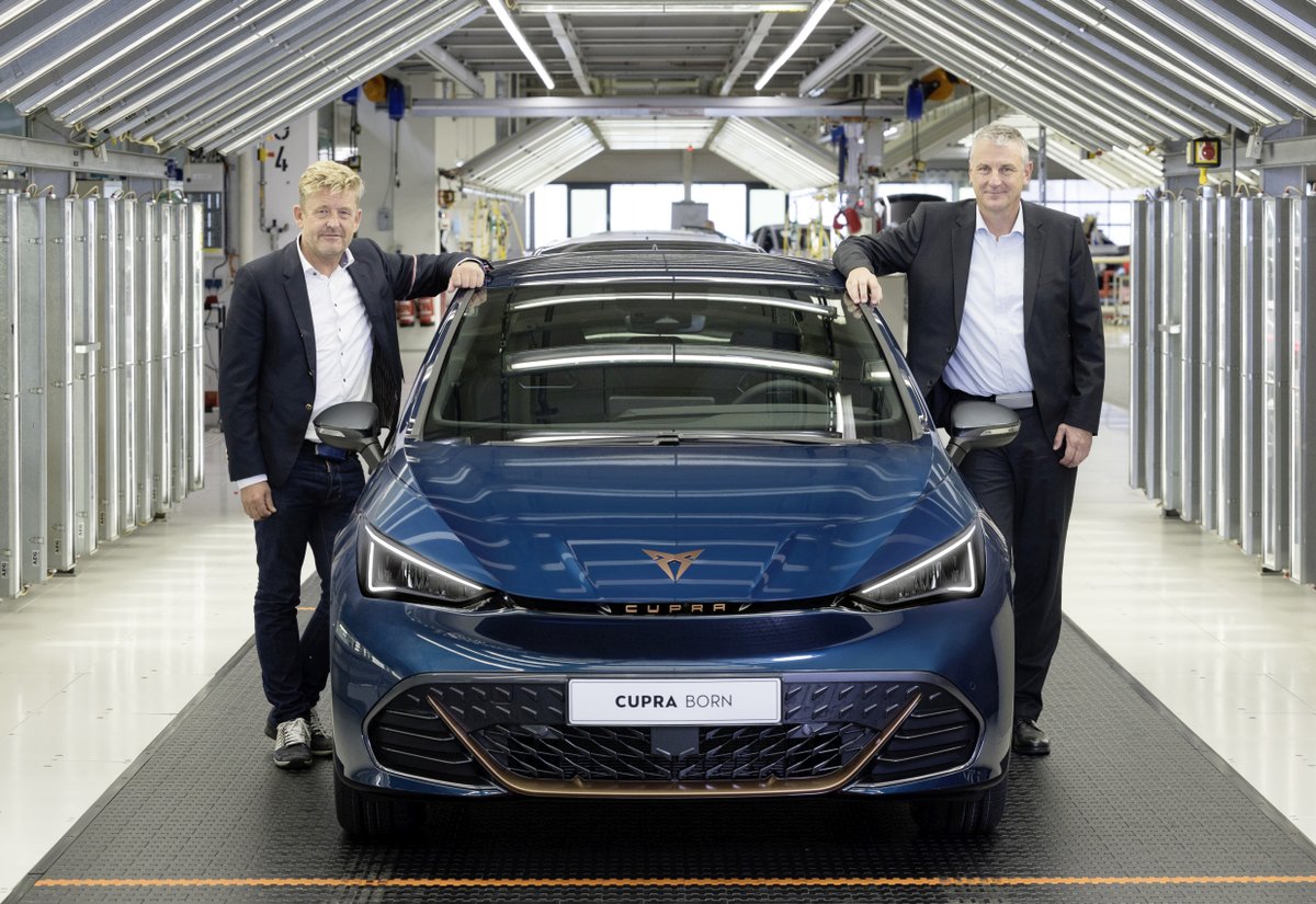 SEATcz's tweet photo. CUPRA spustila sériovou výrobu svého prvního 100% elektromobilu s označením CUPRA Born v závodě Cvikov v Německu. U příležitosti zahájení výroby nového modelu navštívil závod předseda představenstva Wayne Griffiths. Více na: https://t.co/3kYfhLVduv https://t.co/44737G6hTZ
