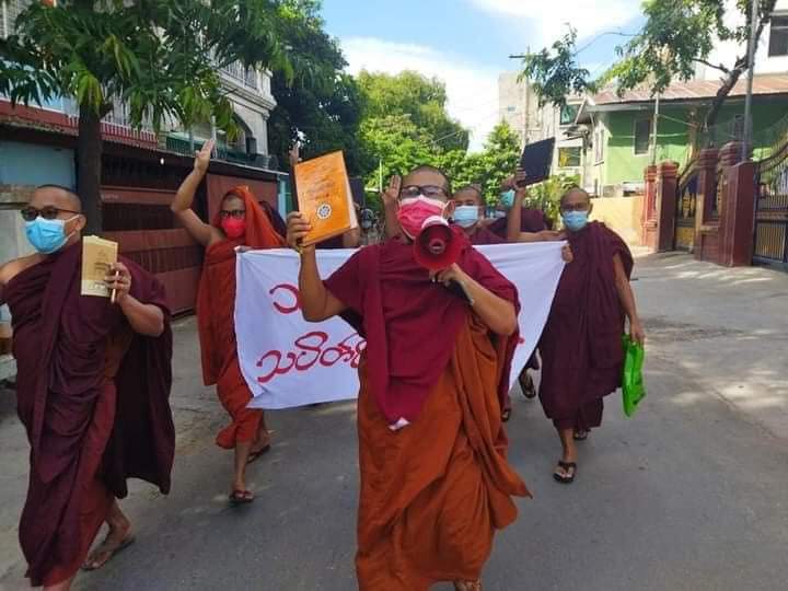 NantEiThandar's tweet photo. Despite the tight security forces of SAC, Sangha Union Strike took to the streets of Mandalay and protested against the military dictatorship. 

#MyanmarEconomicCollapse
#Sep29Coup
#WhatsHappeningInMyanmar https://t.co/8UqgPXSEhE