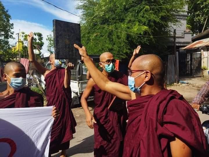NantEiThandar's tweet photo. Despite the tight security forces of SAC, Sangha Union Strike took to the streets of Mandalay and protested against the military dictatorship. 

#MyanmarEconomicCollapse
#Sep29Coup
#WhatsHappeningInMyanmar https://t.co/8UqgPXSEhE