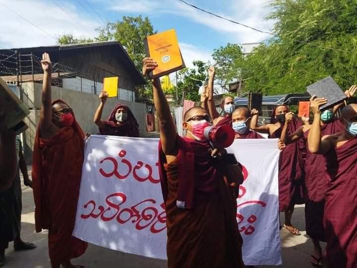 NantEiThandar's tweet photo. Despite the tight security forces of SAC, Sangha Union Strike took to the streets of Mandalay and protested against the military dictatorship. 

#MyanmarEconomicCollapse
#Sep29Coup
#WhatsHappeningInMyanmar https://t.co/8UqgPXSEhE
