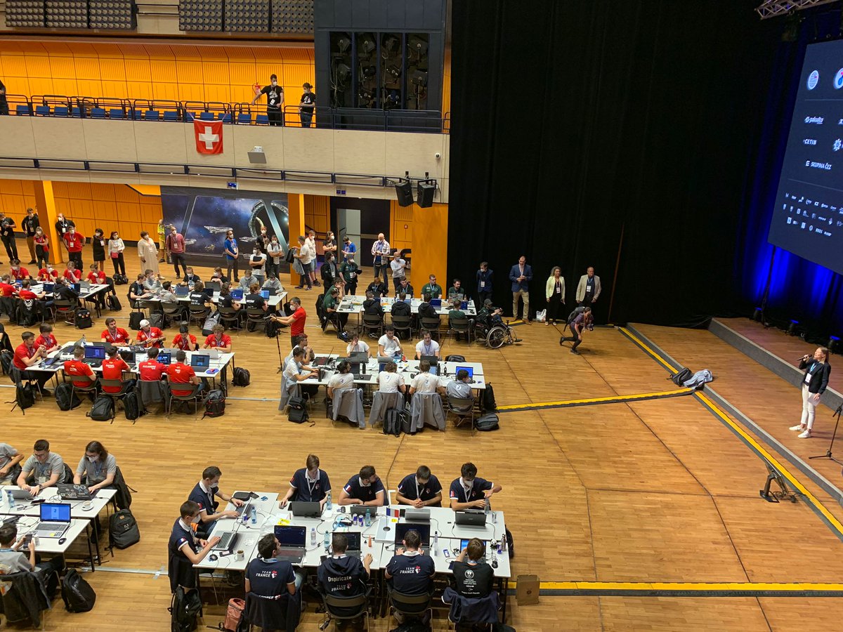 I got to launch the #ECSC2021 this morning with a short motivational speech to the 163 excited contestants and another 112 supporting team members.

🐝The buzz in that room. Great initiative thanks to <a href="/ecsc2021/">ecsc2021</a> and <a href="/enisa_eu/">ENISA</a>.