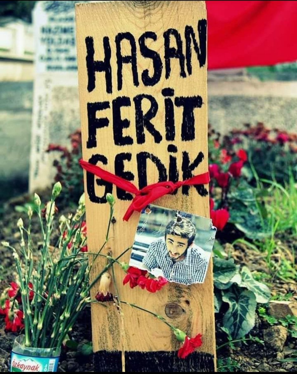 8 yıl önce bugün İstanbul - Gülsuyu Mahallesi'nde uyuşturucu satıcıları tarafından 21 yaşında katledildi..

Saygıyla anıyoruz..
#HasanFeritGedik Ölümsüzdür!.