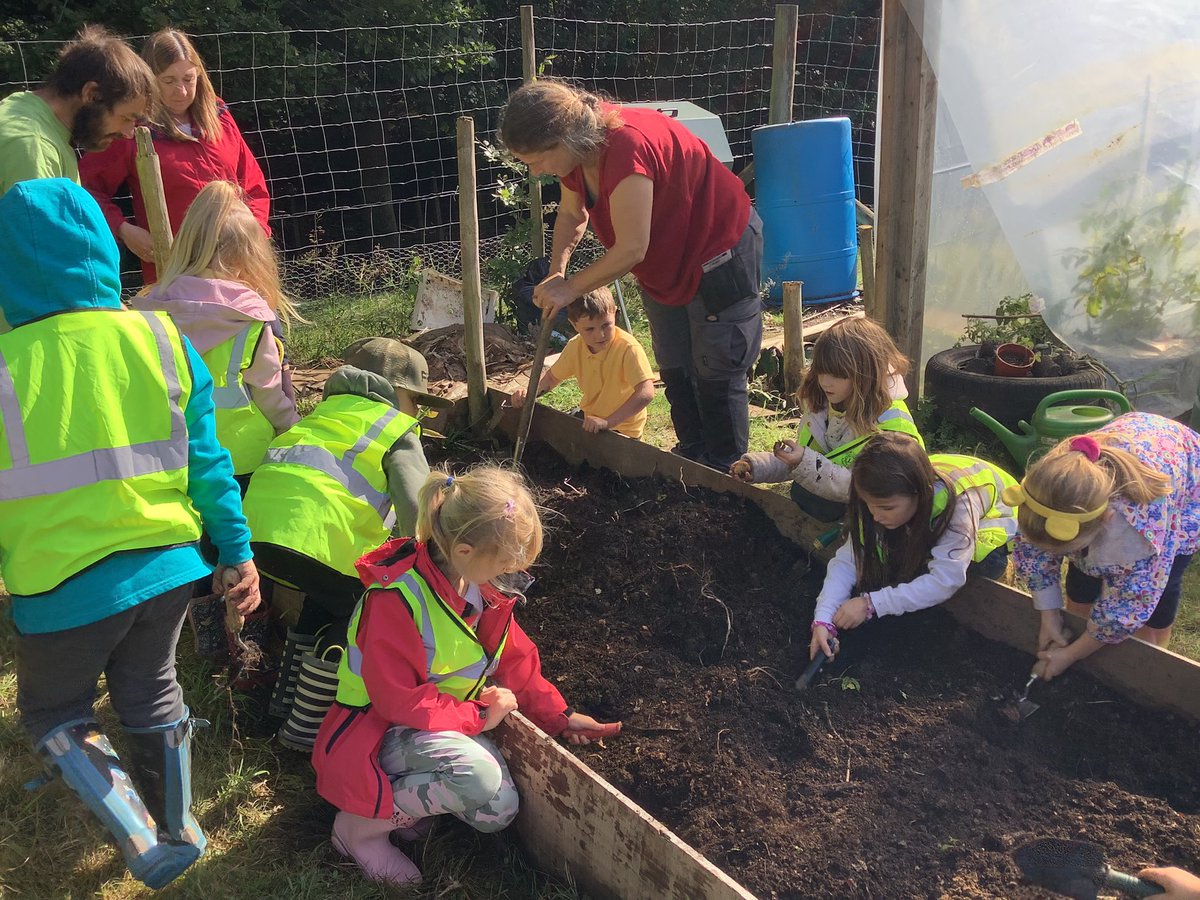 PrimaryParkend's tweet photo. Year 2 on a potato hunt in our allotment this afternoon. https://t.co/zNRLMFGlqC