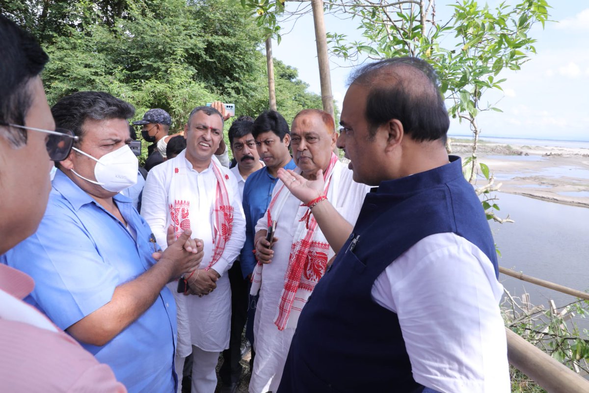 himantabiswa's tweet photo. Visited erosion-hit areas of Batiamari in Behali and asked Additional Chief Secy (Water Resources) Syedain Abbasi to take measures using geo-bag sloping to give permanent succour to the flood-hit people considering the severity of erosion and families displaced by it. https://t.co/OdIVAYd0Bz