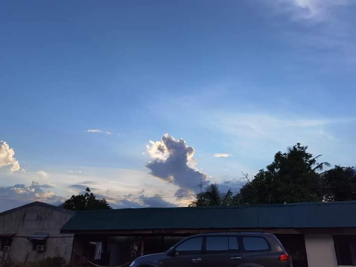Samantha0797's tweet photo. The clouds always amazes me, see how Beautiful this formation is? What do you see?😍
Good Late Aftee Beautiful and Sweet Tweeps!😊😘

#DogClouds https://t.co/Qy1LtBpcK5