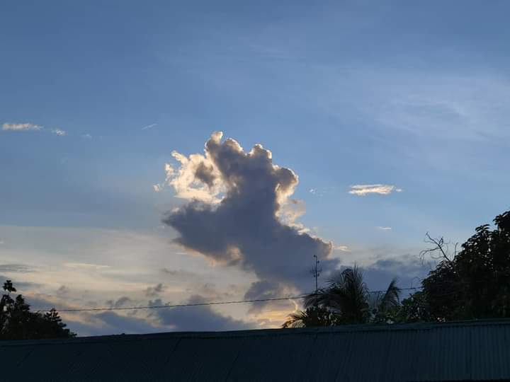 Samantha0797's tweet photo. The clouds always amazes me, see how Beautiful this formation is? What do you see?😍
Good Late Aftee Beautiful and Sweet Tweeps!😊😘

#DogClouds https://t.co/Qy1LtBpcK5