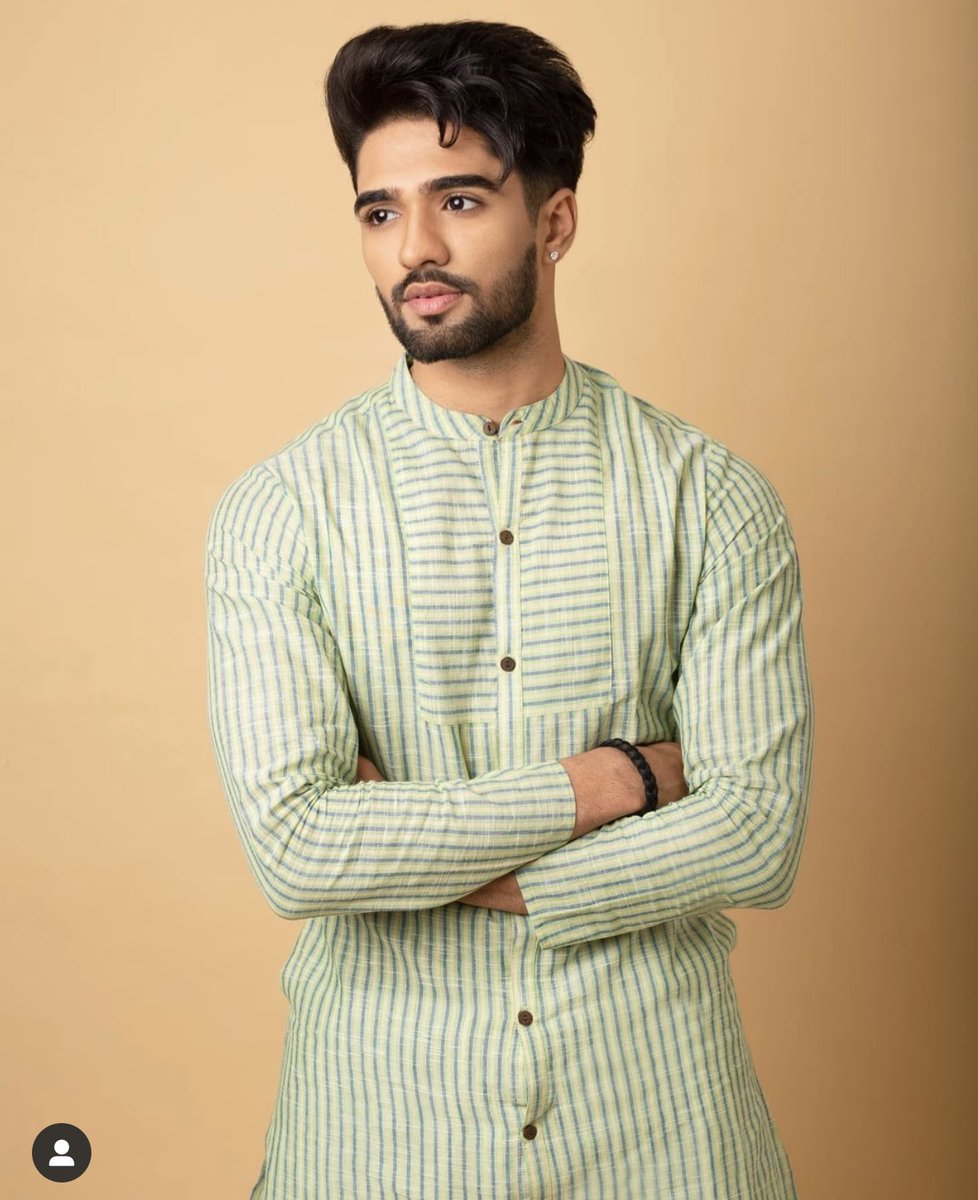 Rizhahrn's tweet photo. True fans stay loyal 
#ZeeshanKhan 
@theonlyzeeshank https://t.co/SyWNAqGcCs