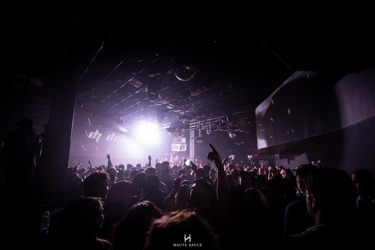 ParlaeVodka's tweet photo. SEATTLE WA📍 @qnightclub @djdeliofficial #seattle #ParlaéVodka #PV #PSQV https://t.co/lgZqLNGJbY
