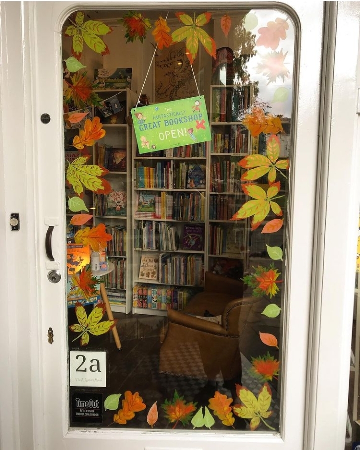 What a beautiful Autumn welcome @alligatorsmouth 🍂

#liveworkexplore #rediscoverrichmond #childrensbookshop #londonbookshops