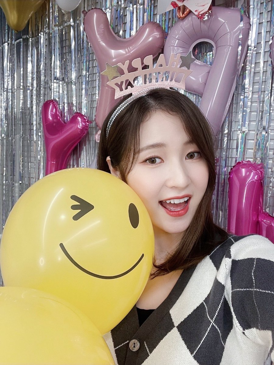 official_skyle's tweet photo. [📹]

SKYLE Crownary (스카이리 크라운어리) _ 'HAPPY CHAEHYEON B-DAY' 편

🔗 https://t.co/1sQbSJ9TX3
🔗 https://t.co/5MhIP228sL

#SKYLE #스카이리 
#ERIN #CHAEHYEON #GINNY #UJEONG 
#에린 #채현 #지니 #우정
#HappyCHAEHYEONDay https://t.co/pF4DWbJUF2
