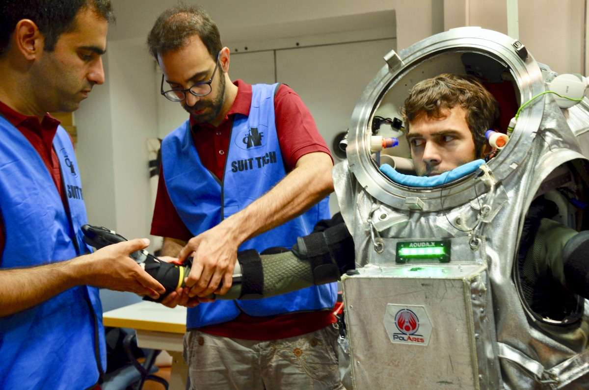 Austr. Space Forum (@oewf) on Twitter photo #Meettheflightcrew Analog astronaut <a href="/Astro_Wild/">Robert Wild</a> π¦πΉ is the only Austrian within #AMADEE20 flight crew. Robert graduated in 2019 & therefore #AMADEE20 will also be his first π΄mission. While not volunteering as analog astronaut you can find him researching <a href="/uniinnsbruck/">@uniinnsbruck@social.uibk.ac.at</a> #Meettheflightcrew Analog astronaut <a href="/Astro_Wild/">Robert Wild</a> π¦πΉ is the only Austrian within #AMADEE20 flight crew. Robert graduated in 2019 & therefore #AMADEE20 will also be his first π΄mission. While not volunteering as analog astronaut you can find him researching <a href="/uniinnsbruck/">@uniinnsbruck@social.uibk.ac.at</a>
