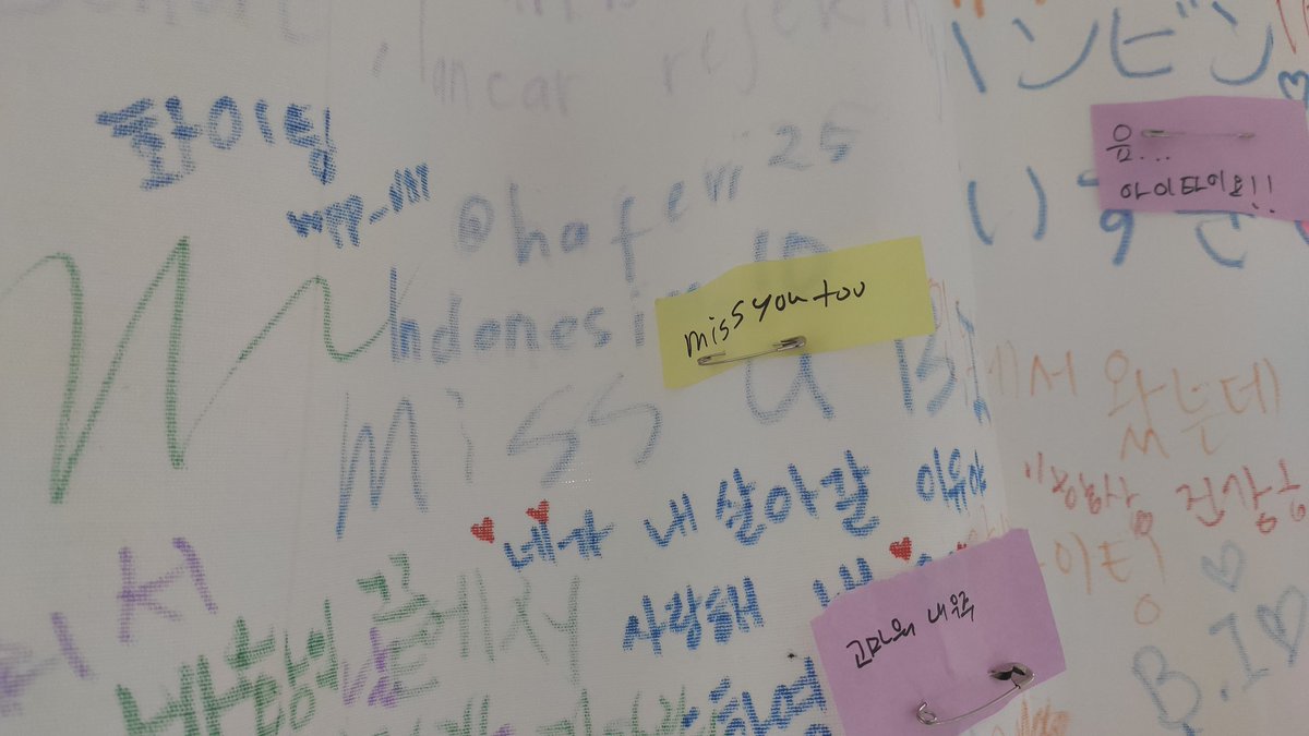 droptheroar's tweet photo. Indonesia + messages from intl IDs
#Hanbin #FromBI https://t.co/n1cuEtLWU8