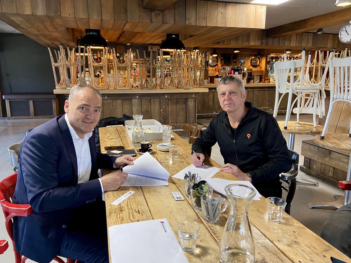 DijkstraDraisma's tweet photo. Zojuist zijn de contracten getekend op Vlieland bij @stortemelk

Het centrumgebied en personeelsvoorzieningen van Stortemelk worden de komende tijd flink aangepakt. 🛠

Het nieuwe gebouwencomplex is all-electric en voorzien van een innovatief installatie- en energieconcept. https://t.co/JvMEqfRyOK