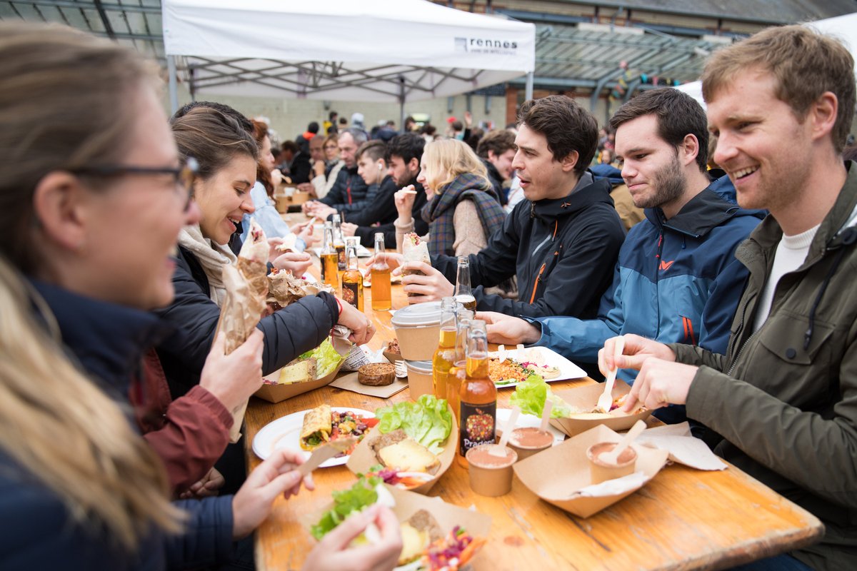 metropolerennes's tweet photo. Un petit creux ? 🍲🥧 Le festival Goûts de #Rennes s'installe dans toute la ville du 3 au 9 octobre pour mettre la gastronomie engagée (et locale) à l'honneur.
👉Marché à manger le 03/10
👉 Dîners dans des lieux insolites
👉 Pique-nique 0 déchet...
>https://t.co/f9TARozWCO https://t.co/SelYiUCnUJ