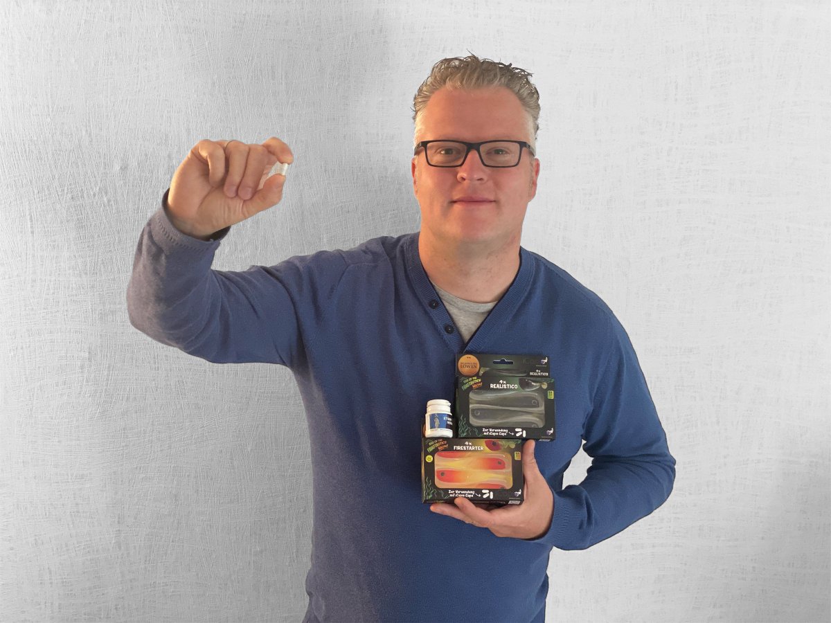 AmazonNewsDE's tweet photo. An der #Angel haben: Dr. Christopher Rupp von #iCapio überzeugt mit seinen Angelködern nicht nur unter Wasser - auch bei #Amazon und @dhdl-Juror @maschmeyer konnte der #UdZ Verkaufspartner punkten. Mehr dazu unter: https://t.co/T7LGeLHJU3 #DHDL https://t.co/qfx0xhhcK5
