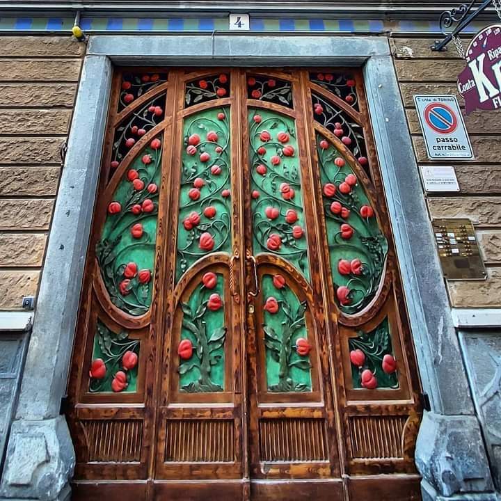 Il Portone del Melograno, in via Argentero 4, a Torino. Lo incontrate seguendo il filo rosso del Liberty, uno dei grandi percorsi per vivere il meglio del capoluogo piemontese. A pochi passi dalla stazione di Porta Nuova...