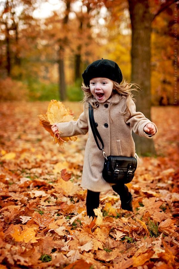 IOrjola's tweet image. "Freshness of the #autumn wind
Glides gently through your fingers,
Golden leaves #rustle underfoot, #happy #child . "

#haiku 
#3lines
#fastprompt 
#prompt 
📷#Pinterest