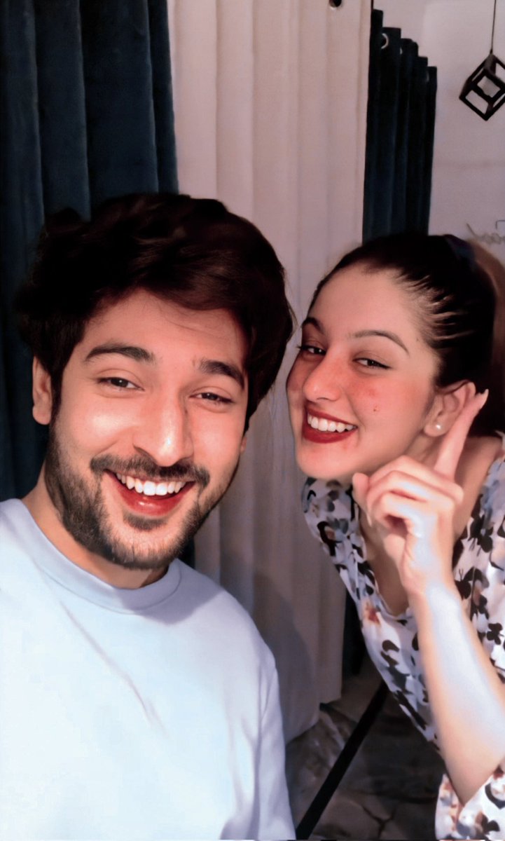 JaidhyaL's tweet photo. Their reunion was like a dream!! π₯Ίβ¨
#shivinnarang #tunishasharma #shivisha #jaidhya #internetwalalove https://t.co/n5KvMZv82O