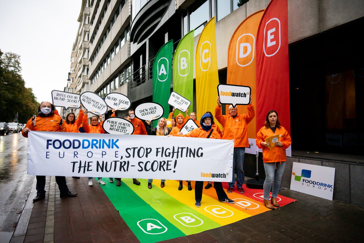 Die Lebensmittel-Lobby will den #NutriScore verhindern. Deshalb haben wir heute beim EU-Lobbyverband <a href="/FoodDrinkEU/">FoodDrinkEurope</a> in Brüssel protestiert. Unsere Forderung: Stop fighting the Nutri-Score! Die Lebensmittelampel muss verpflichtend in der EU eingeführt werden!