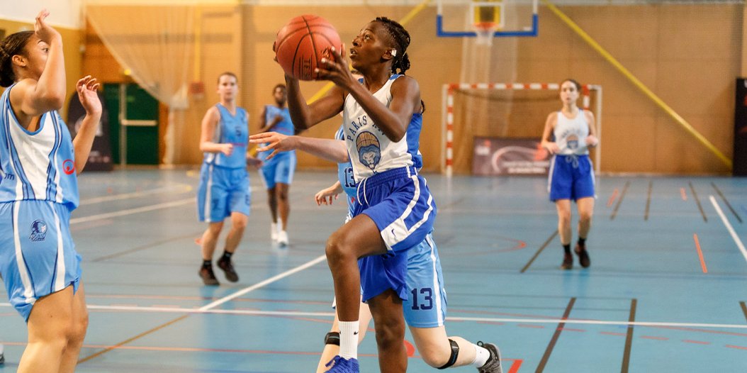 BasketIDF's tweet photo. Plus que quelques jours avant 𝗹𝗲 𝗿𝗲𝘁𝗼𝘂𝗿 𝗱𝗲𝘀 𝗰𝗼𝗺𝗽𝗲́𝘁𝗶𝘁𝗶𝗼𝗻𝘀 𝗿𝗲́𝗴𝗶𝗼𝗻𝗮𝗹𝗲𝘀 ... ⌛️👀
Durant le mois d'octobre, le #ChallengeIDF rythmera la reprise des rencontres dans notre région. Mais comment fonctionne-t-il ? 🤔
↪️ https://t.co/qBMM9AXZb0 https://t.co/ThFympLL4j