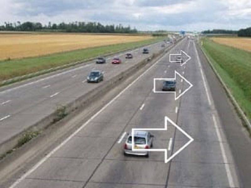 Gendarmerie_078's tweet image. Pour rappel, la circulation se fait encore et toujours sur la voie de droite. Pour information, la circulation sur voie de gauche (ou du milieu) est verbalisable.