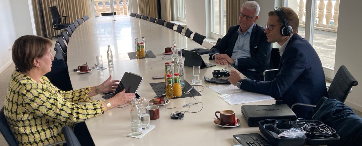 <a href="/BwvlBonn/">BWVL</a>  trifft <a href="/VDA_online/">VDA</a> 
<a href="/VDA/">Nick</a>-Präsidentin Hildegard Müller und #BWVL-Präsident <a href="/QuickJochen/">Jochen Quick</a>  im <a href="/DVZ/">dvz</a>-Podcast zu Investitionen in #alternativeAntriebe, #Grünstrom #Euro7 und Rahmenbedingungen, um die Klimaziele in der #Logistik erreichen zu können.

soundcloud.com/user-46223854/…