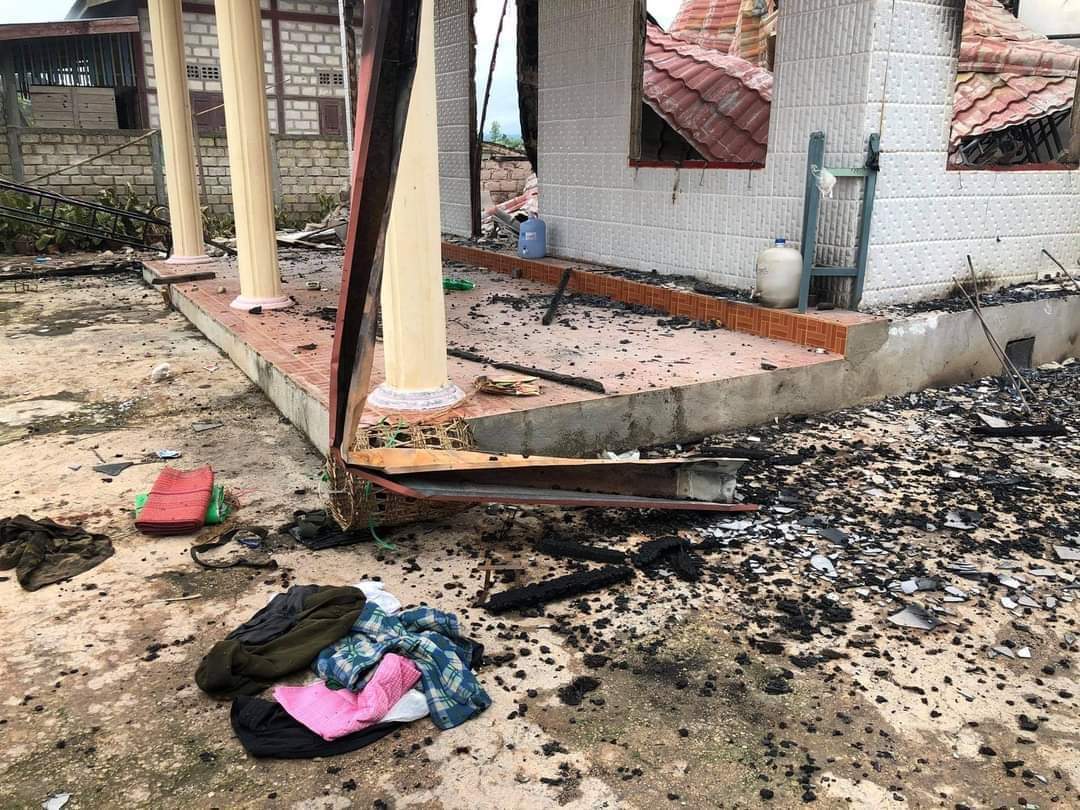 m_krl1's tweet photo. At least 53 houses incl: rice-factory and warehouse were burnt down into ashes in Military Junta’s arson attack on Sep25-26 in #Demoso Tsp,#Karenni State where clashes have been intensified,leading about 188 civilians to become homeless.
Via- @MizzimaNews
#WhatsHappeningInMyanmar https://t.co/xNOYEJlWIM
