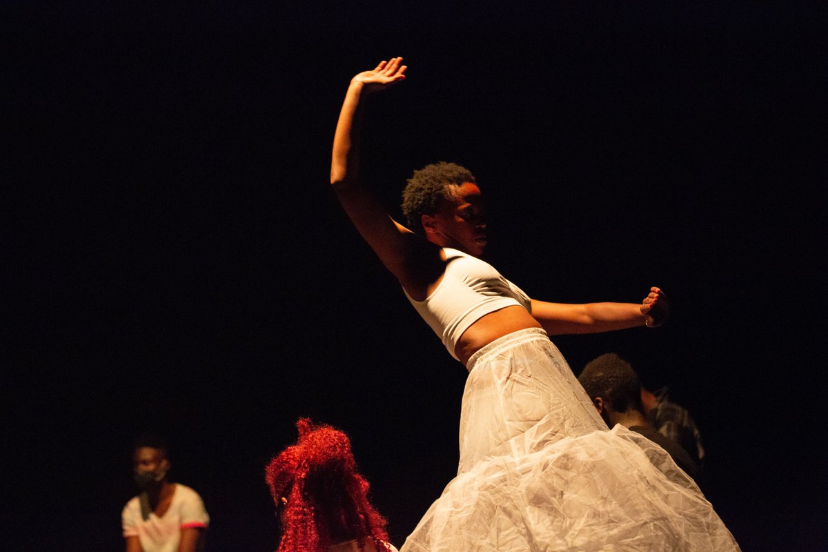 Africamoment's tweet photo. 👉🏾 La artista #TrixieMunyama, que distribuimos desde #AfricaMoment y residente en @granerbcn durante #AM20, presenta su trabajo 'Smeer' en el festival @Afrovibes:

05/10 Maaspodium, Rotterdam
08/10 De balie, Amsterdam
09/10 Stadsschouwburg, Utrecht

Booking: hola@africamoment.org https://t.co/3Ac2GmRg7z