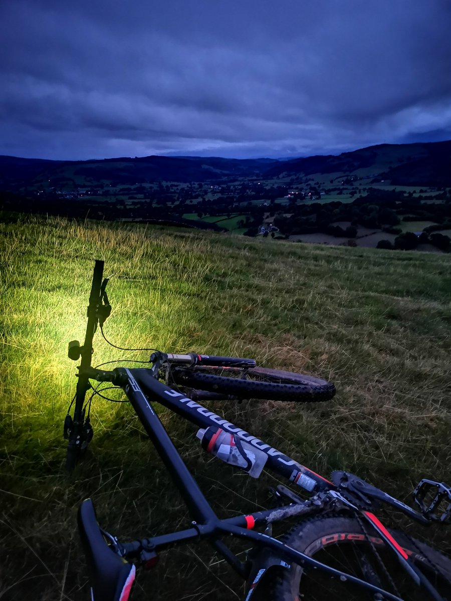 EvsNo8's tweet photo. Needed this last night, even in the mud and rain. Summer has unfortunately left us #berwynmountains #clearthemind #presstheresetbutton #mtb #nightriding ☔🏴🔦⛰️ https://t.co/Yo3IYJPD2E