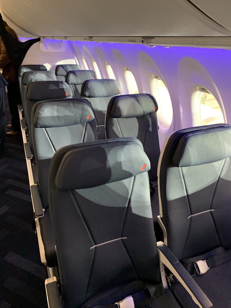 kridesco's tweet image. Superbe cabine en 3-2 #welcomeA220 @AirFranceFR @ZeTravelguys