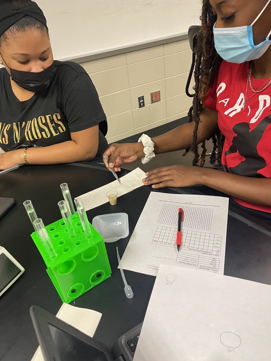 NefertitiLeBeau's tweet photo. Adv Bio enjoyed grasping the concept of the role substrates play on enzymes. Today’s activity helped them to determine factors that affect the rate of of a chem rxtn. #LitScience #BeauxKneauxs #Enzymes #Bioenergetics @Jefcoed6_12 @pghs_spartans https://t.co/hKbBms03KU