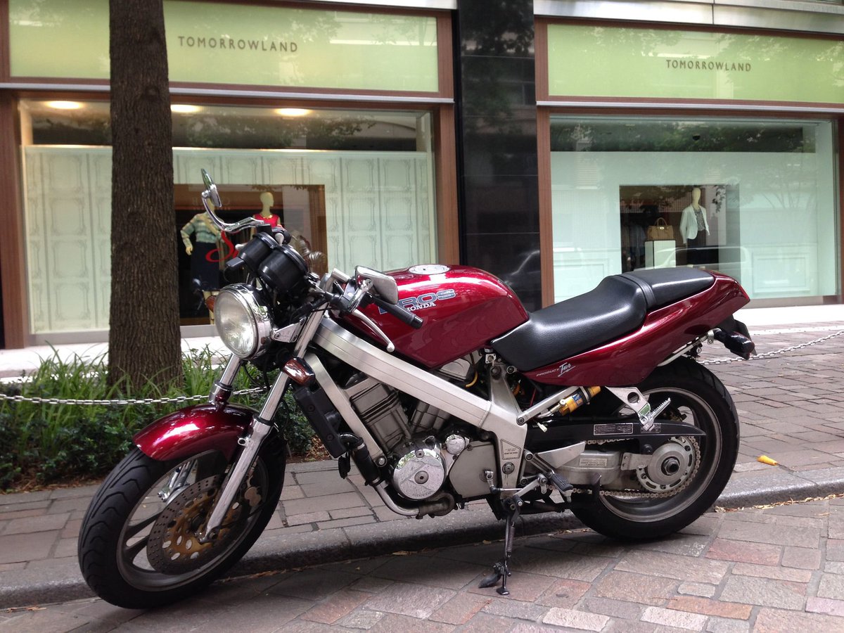 2t_addicted's tweet photo. バイク保有歴で唯一の大型犬w
外装は400に換えてますが650のプロダクト1です。ワインディングでは少し重いけど蹴り出し感のある楽しいバイクでした。確か大手町の仲通りかな?
#BROS
#RC31 https://t.co/bNx6ey4Ykn