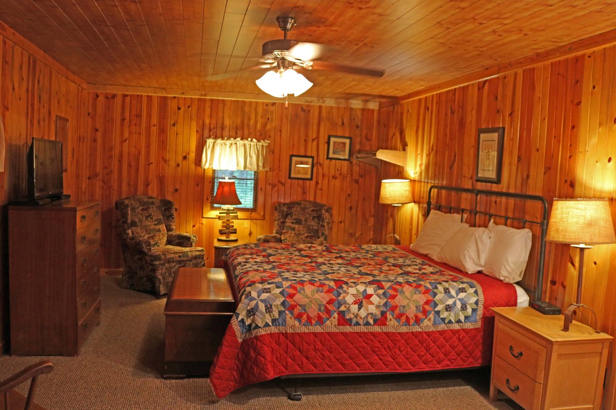 FairWindsCabins's tweet photo. Cabin 10 is available this coming weekend, October 1-3. Sleeps a maximum of 4 guests with a king bed and sleeper sofa. Stone fireplace in the living room and whirlpool tub in the bedroom. Go online https://t.co/Wfpr2fqmwh for pricing, pictures, or to reserve. https://t.co/cA0GPQ3Uoy