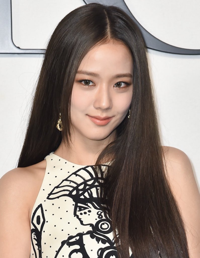 jichusworld's tweet photo. jisoo is the prove that you don’t need to change yourself to capture people’s attention. in paris, thousands of fans went there to see her, a whole crowd was calling her name, a lot of big celebrity met her and they all fall in love with her. 

jisoo’s is born to be a legend! https://t.co/Cz9CqZswNQ